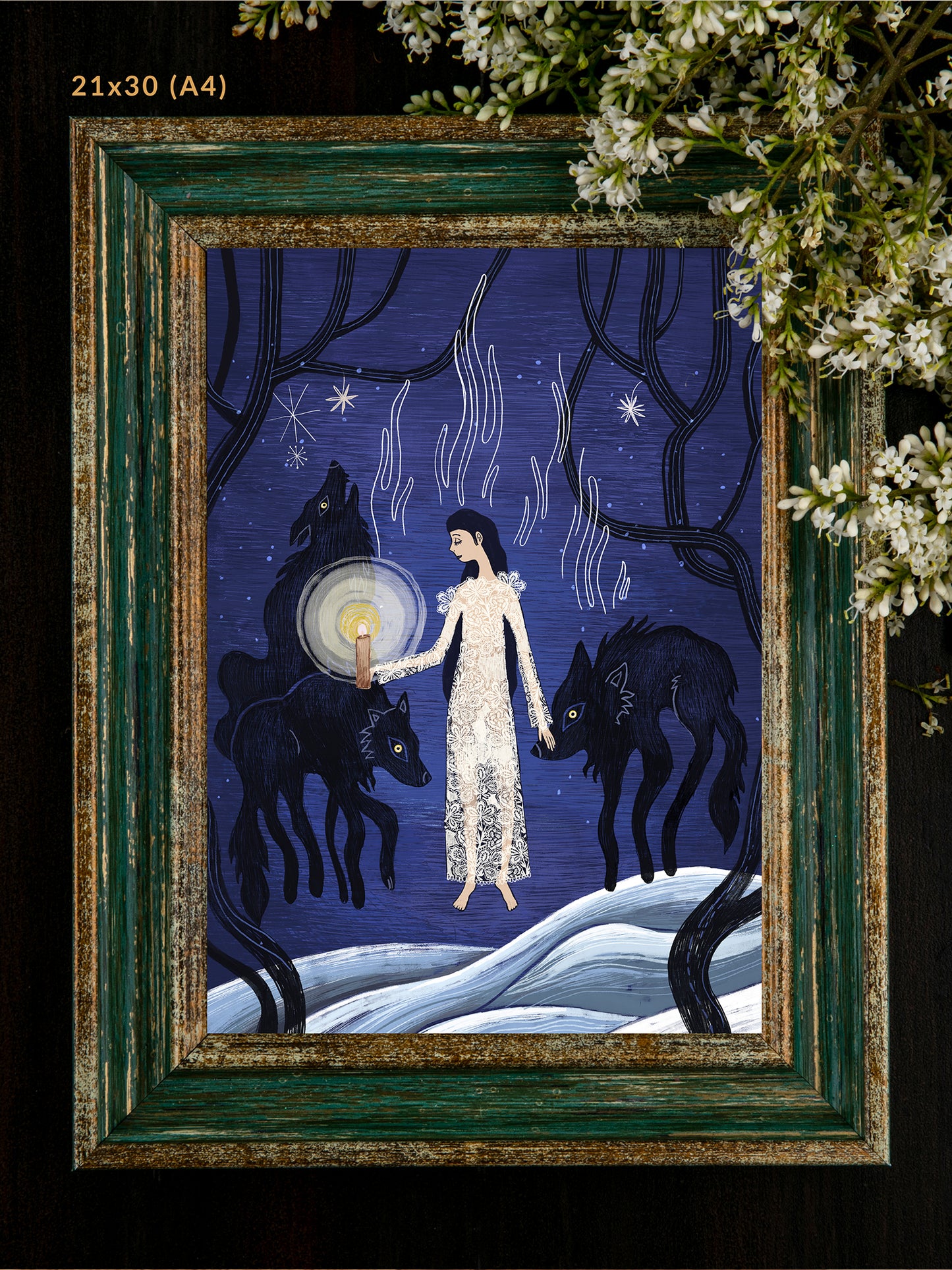 Detal ilustracji „Panna z Wilkami" – zbliżenie na postać kobiety z płonącą gromnicą i wilki w zimowej scenerii, folk art print