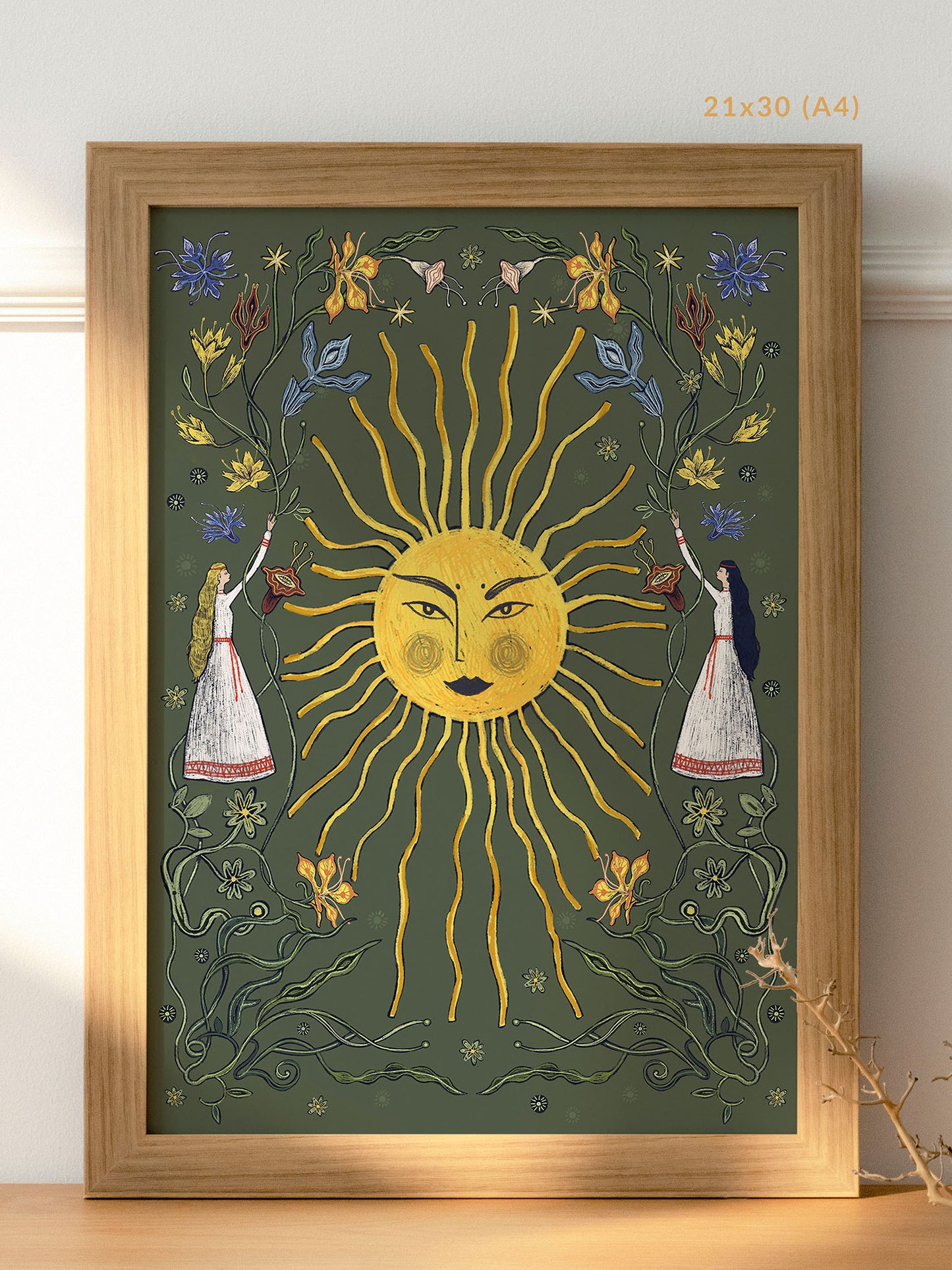 Ilustracja „Letnie przesilenie zieleń" w jasnej drewnianej ramie 21×30 cm (A4) – wydruk Giclée z kobiecym słońcem i letnią florą, cottagecore wall art