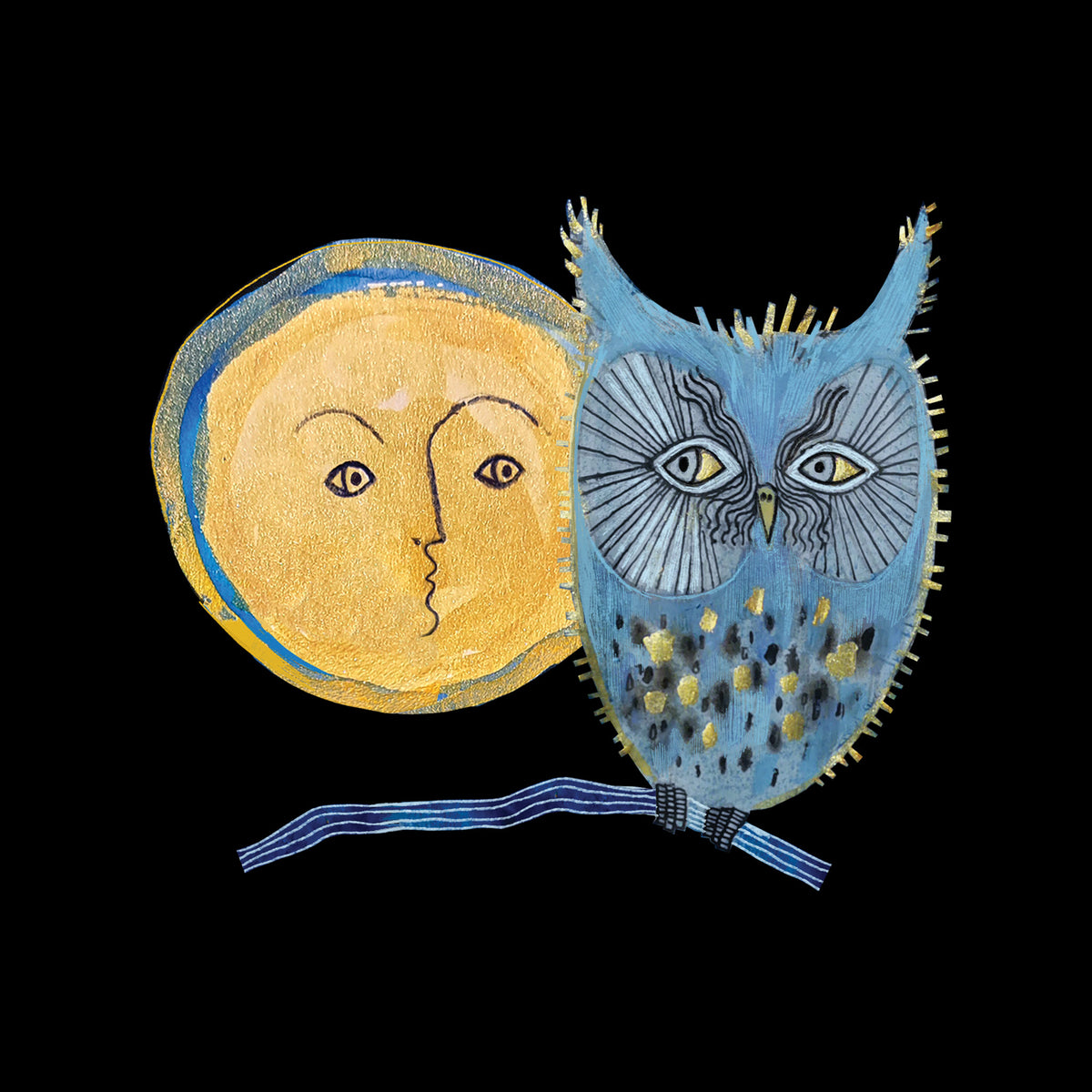 Czarna torba bawełniana slim „Sówka" z autorską ilustracją Natalii Noszczyńskiej przedstawiającą niebieską sowę siedzącą na gałęzi obok złotego księżyca o ludzkiej twarzy.