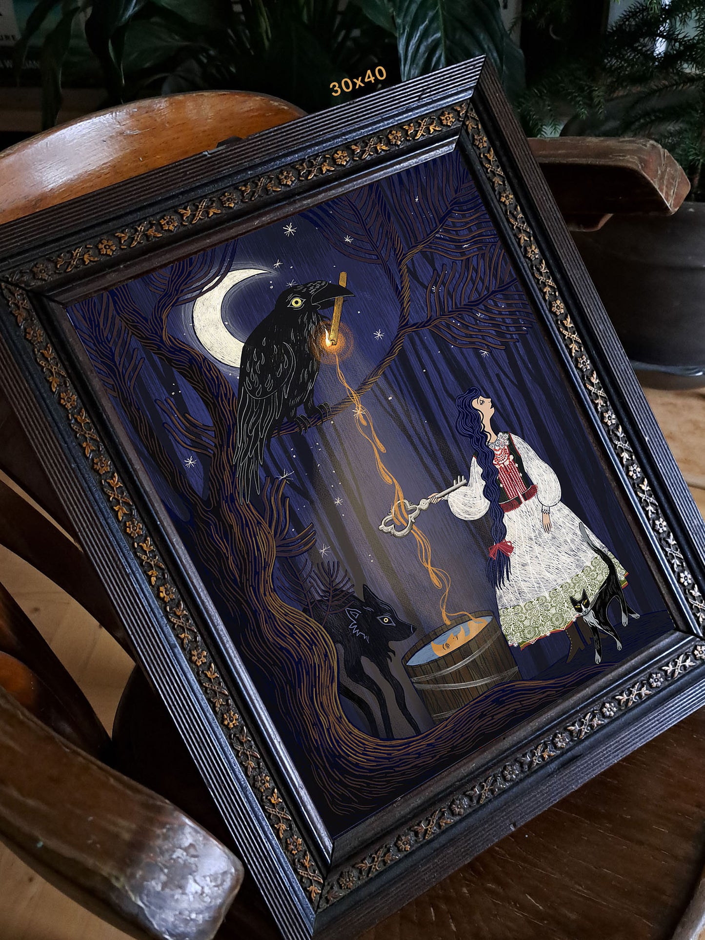 Detal ilustracji „Andrzejki" – zbliżenie na wróżbę z wosku i klucza w otoczeniu nocnych symboli, folk art print