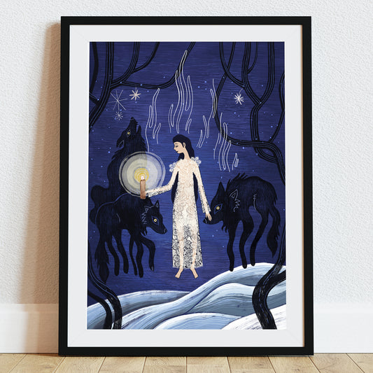 Ilustracja „Panna z Wilkami” przedstawiająca młodą kobietę z zapaloną gromnicą stojącą pośród trzech wilków w zimowym lesie nocą.
