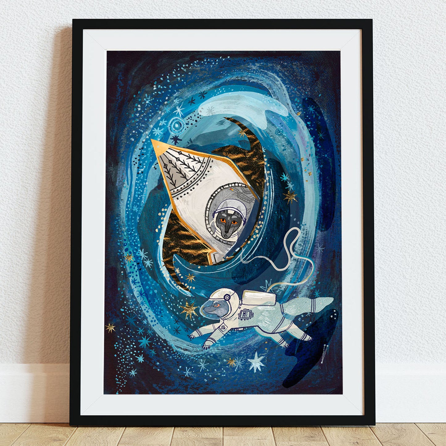Ilustracja „Wilczy Astronauta” przedstawiająca dwa młode wilki w kosmosie – jednego w rakiecie, drugiego w skafandrze astronauty unoszącego się pośród gwiazd i błękitnego kosmicznego wiru.