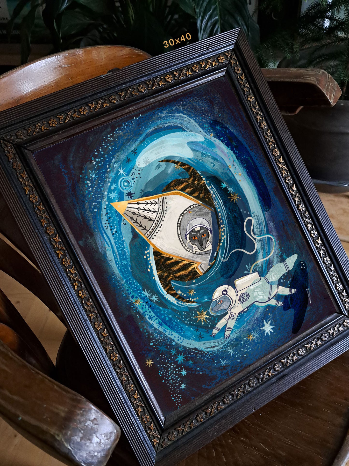 Detal ilustracji Wilczy Astronauta – wilk w skafandrze unoszący się wśród gwiazd i kosmicznego wiru
