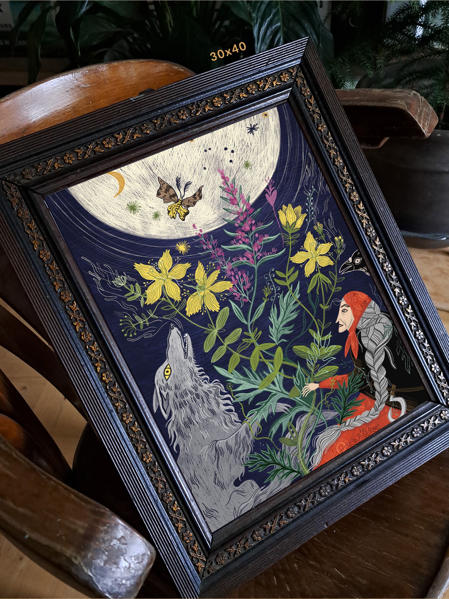 Detal ilustracji „Szeptucha" – zbliżenie na postać szeptunki z ziołami i szarym wilkiem w nocnej scenerii, folk art print