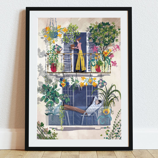 Ilustracja „Balkonowe Historie” przedstawiająca dwa balkony kamienicy pełne roślin, na których kobieta ustawia doniczkę, a mężczyzna odpoczywa na leżaku wśród zieleni.