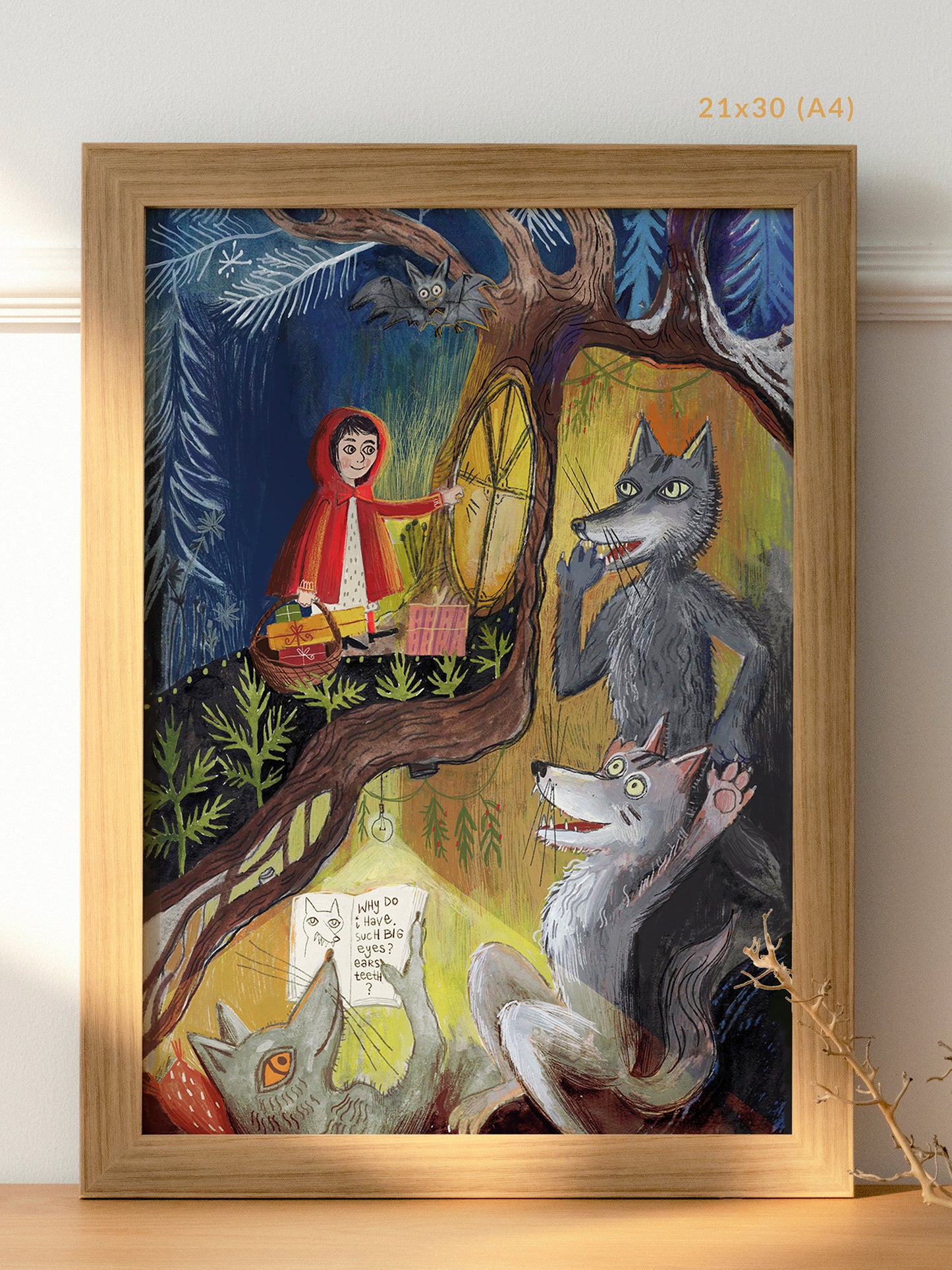 Wydruk artystyczny „Czerwony Kapturek – prawdziwa historia" w rozmiarze 21x30 cm (A4) w jasnej drewnianej ramie – baśniowa ilustracja z wilczą rodziną dla dzieci i dorosłych