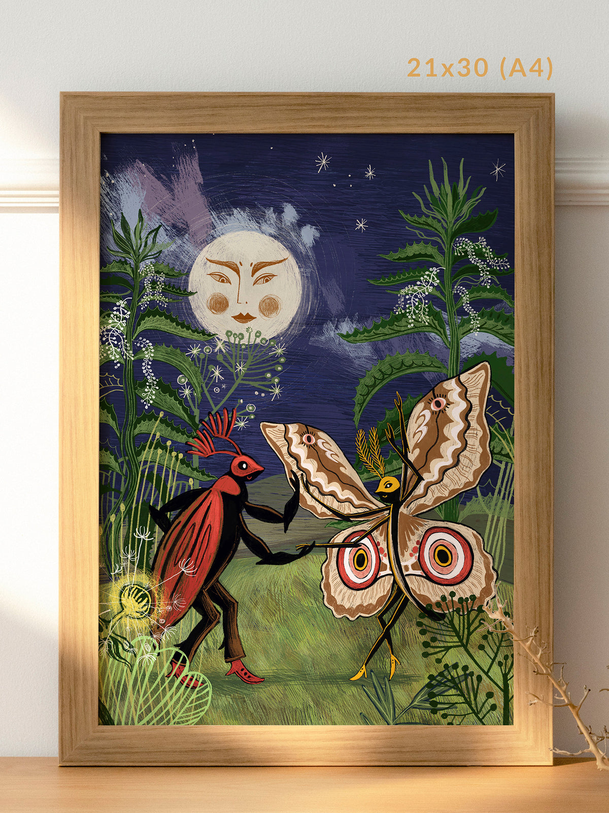 Moonlight Boogie Natalii Noszczyńskiej w drewnianej ramie, format oznaczony na zdjęciu jako 21 × 30 cm, z chrabąszczem i ćmą na nocnej łące.