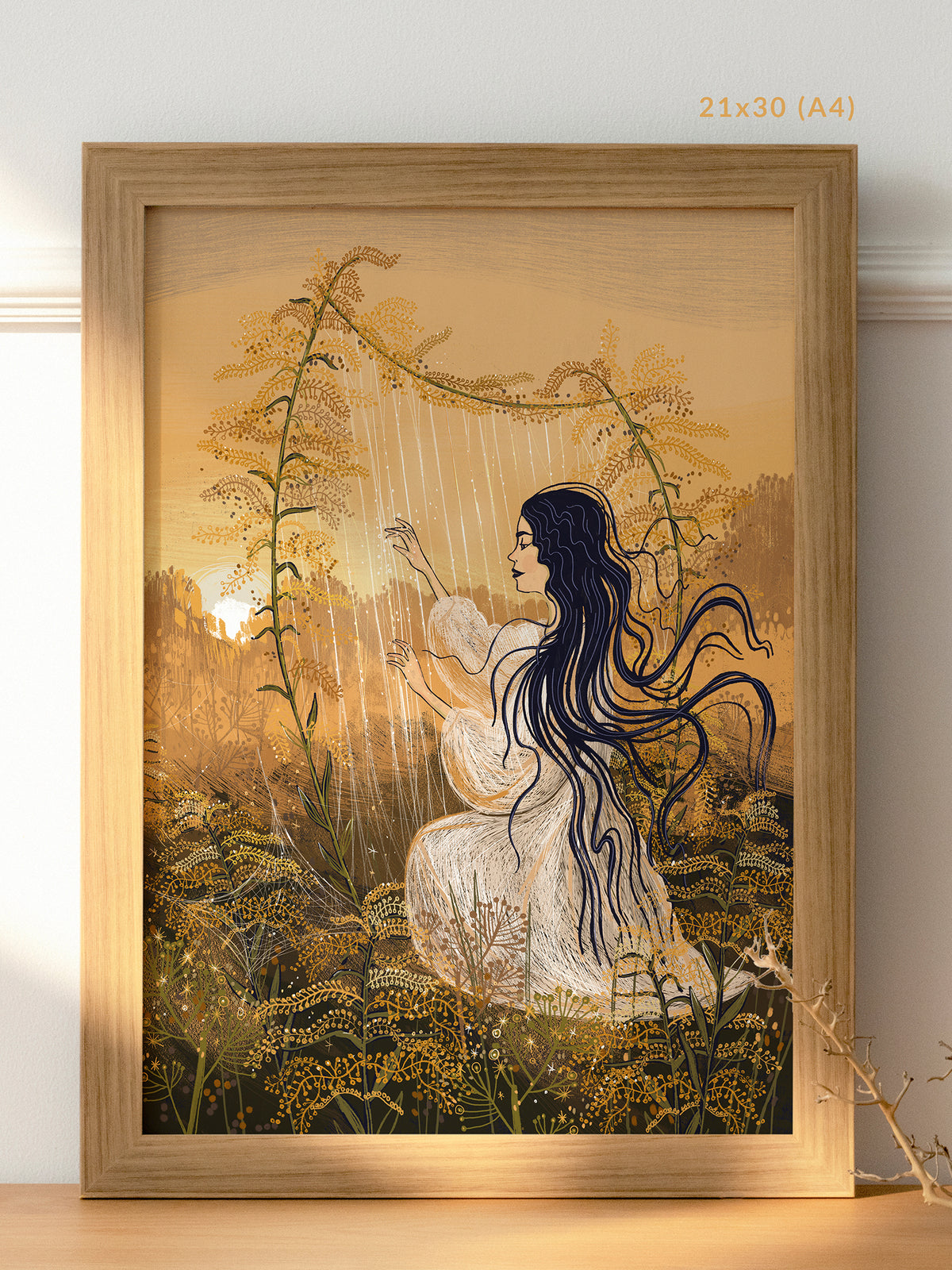 Wydruk „Jesienna suita" w jasnej drewnianej ramie 21×30 cm (A4) – ilustracja z nawłocią i harfą, Natalia Noszczyńska, Black Dog Studio