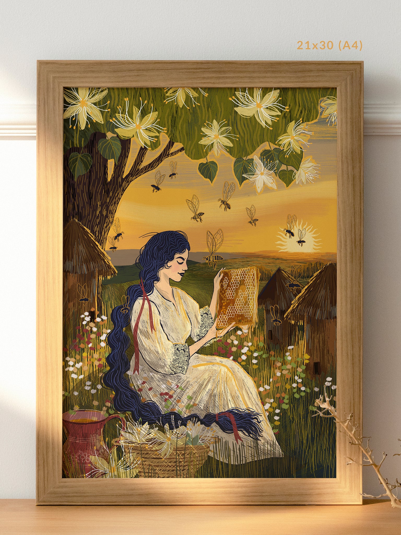 Ilustracja „Kraina miodu" w jasnej drewnianej ramie 21×30 cm (A4) – wydruk Giclée z pszczołami i lipą, cottagecore wall art