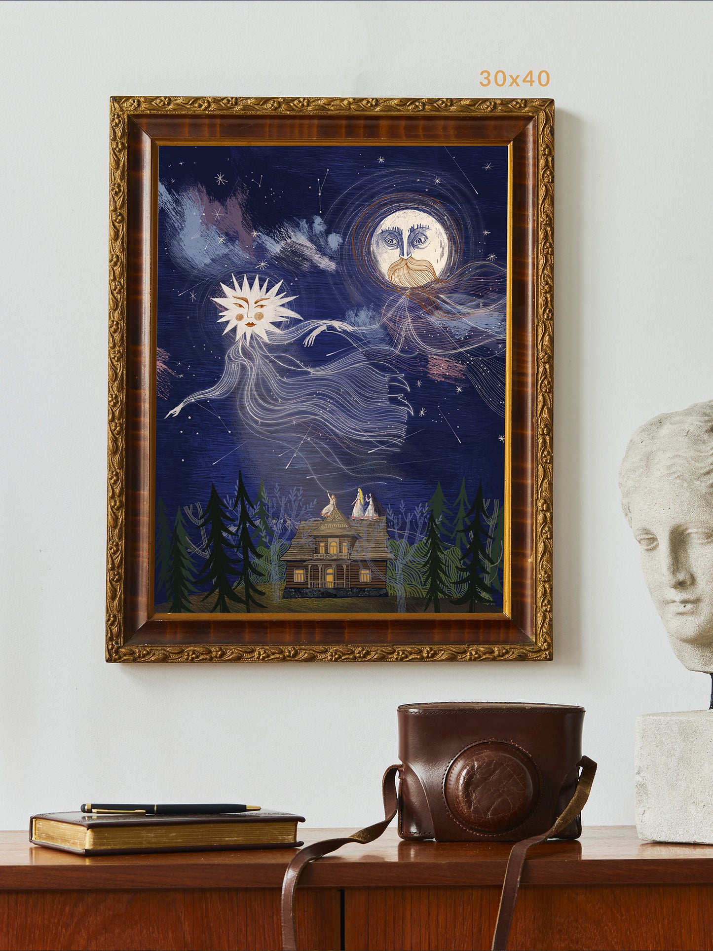 Wydruk Noc spełnionych marzeń w złotej ozdobnej ramie 30x40 cm na ścianie – ilustracja folklorystyczna z Jutrzenką, Księżycem, Perseidami i góralską chatą wśród świerków