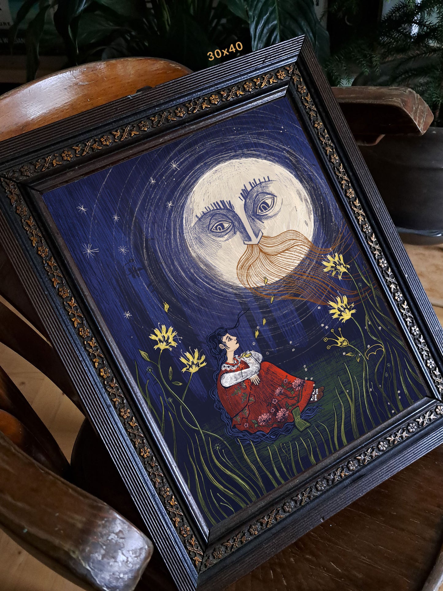 Detal ilustracji „Powiernik" – zbliżenie na postać kobiety w ludowym stroju i brodaty księżyc na tle nocnego nieba, folk art print