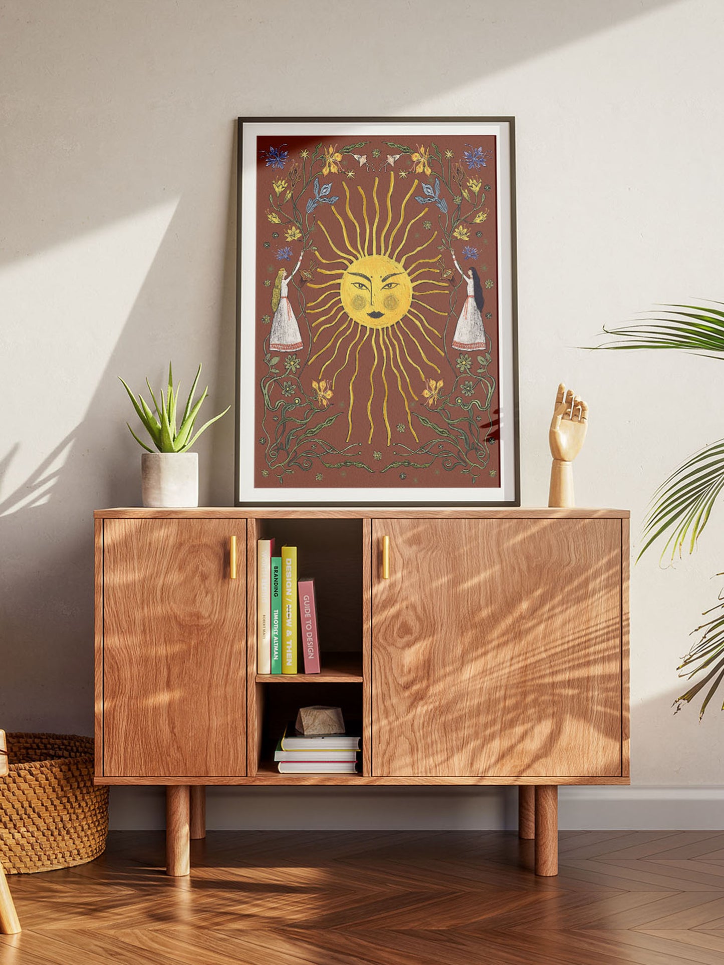 Wydruk „Letnie przesilenie bordo" w czarnej ramie nad drewnianą komodą w jasnym salonie – dekoracja ścienna folk art, Natalia Noszczyńska