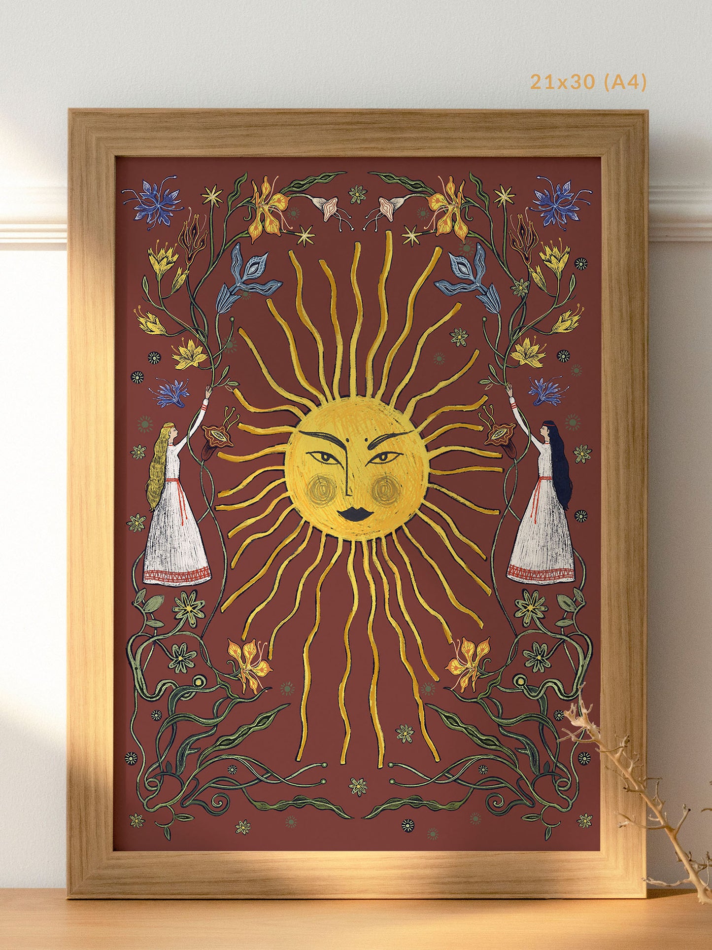 Ilustracja „Letnie przesilenie bordo" w jasnej drewnianej ramie 21×30 cm (A4) – wydruk Giclée z kobiecym słońcem i letnią florą, cottagecore wall art