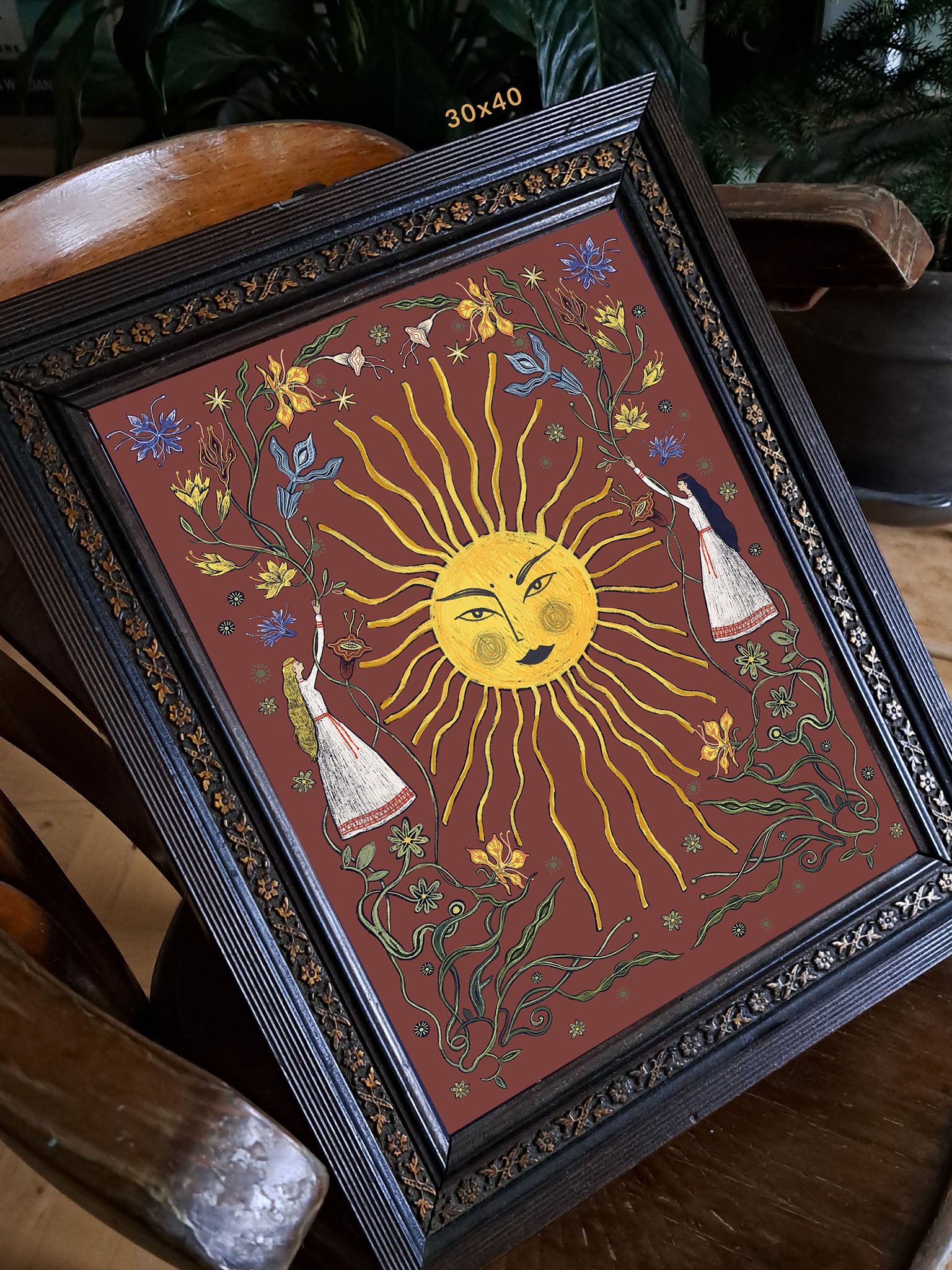 Wydruk „Letnie przesilenie bordo" w ciemnej ozdobnej ramie 30×40 cm na drewnianym krześle – folk art print Natalii Noszczyńskiej, Black Dog Studio