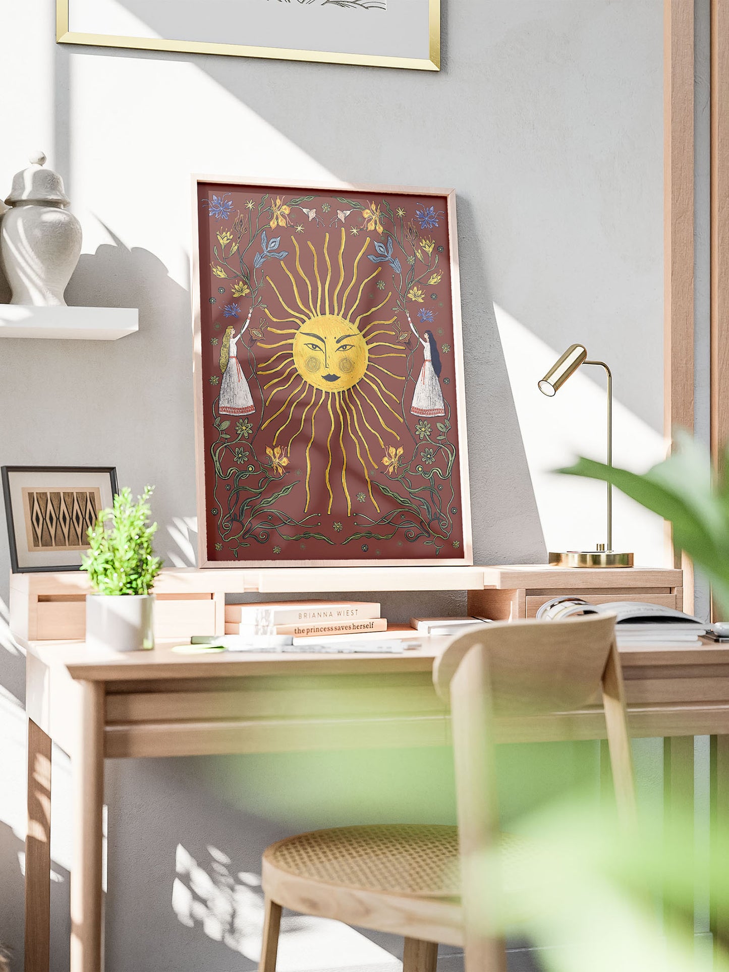 Wydruk artystyczny „Letnie przesilenie bordo" w jasnej drewnianej ramie na biurku – sun art, słowiańska ilustracja, Natalia Noszczyńska