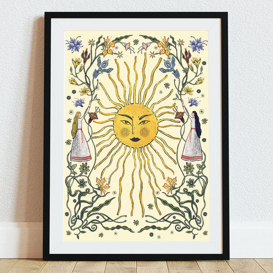 Ilustracja „Letnie przesilenie" w wersji kremowej – kobiece Słońce z twarzą, dwie kobiety w lnianych sukniach i letnie kwiaty, wydruk Giclée Fine Art