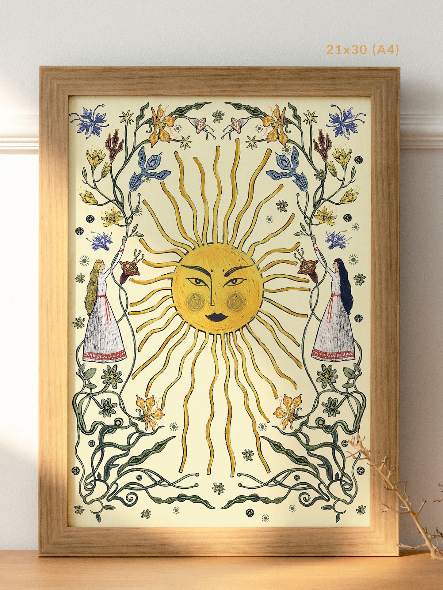 Ilustracja „Letnie przesilenie krem" w jasnej drewnianej ramie 21×30 cm (A4) – wydruk Giclée z kobiecym słońcem i letnią florą, cottagecore wall art