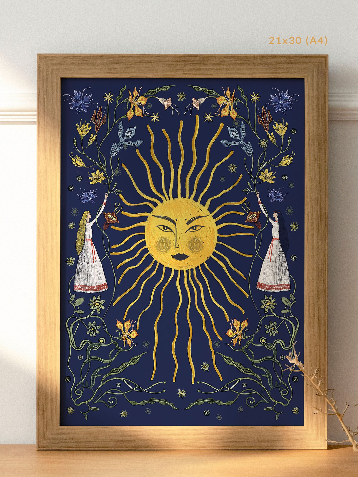 Ilustracja „Letnie przesilenie granat" w jasnej drewnianej ramie 21×30 cm (A4) – wydruk Giclée z kobiecym słońcem i letnią florą, cottagecore wall art