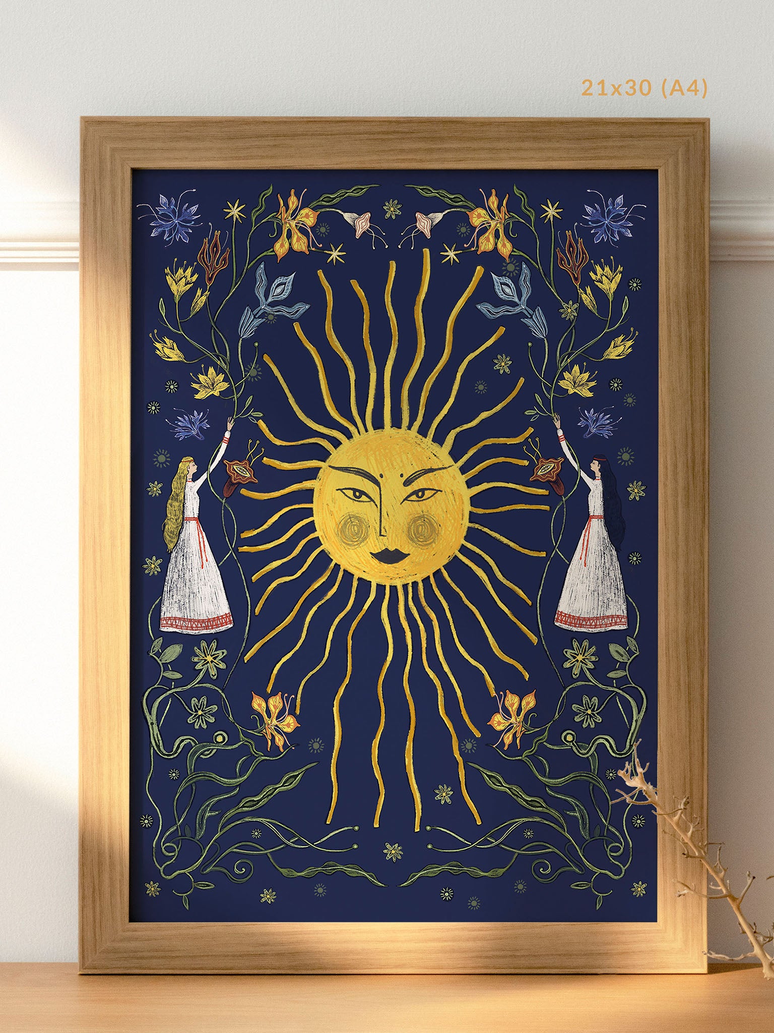 Ilustracja „Letnie przesilenie granat" w jasnej drewnianej ramie 21×30 cm (A4) – wydruk Giclée z kobiecym słońcem i letnią florą, cottagecore wall art