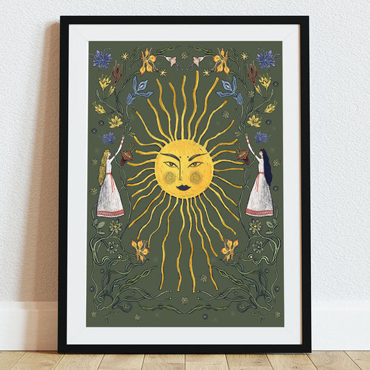 Ilustracja „Letnie przesilenie" w wersji zielonej – kobiece Słońce z twarzą, dwie kobiety w lnianych sukniach i letnie kwiaty na zielonym tle, wydruk Giclée Fine Art