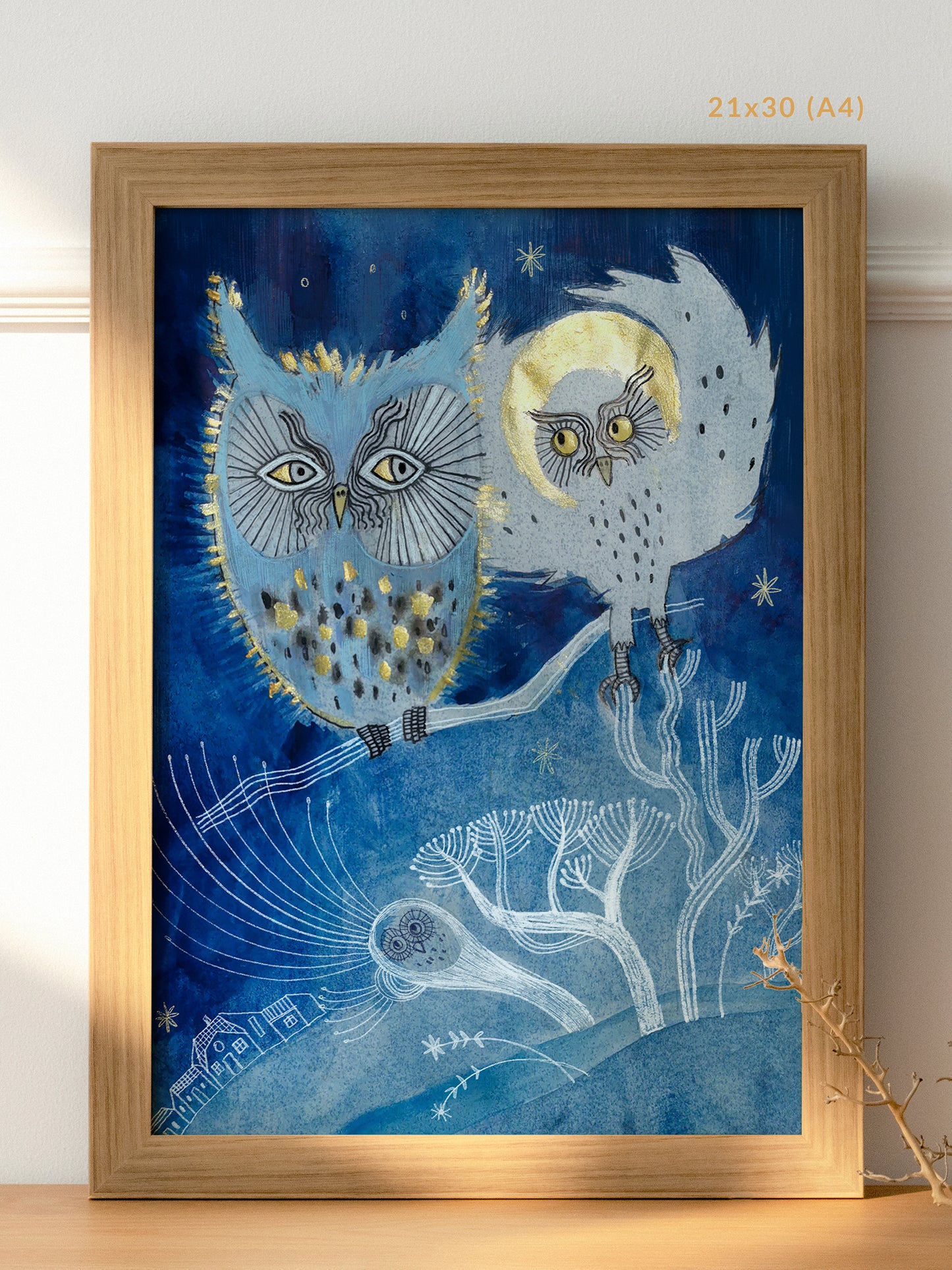 Wydruk „Sowa na gaju siada i gada" w rozmiarze 21x30 cm (A4) w drewnianej ramie na komodzie – nocna ilustracja z sowami jako dekoracja do salonu lub gabinetu