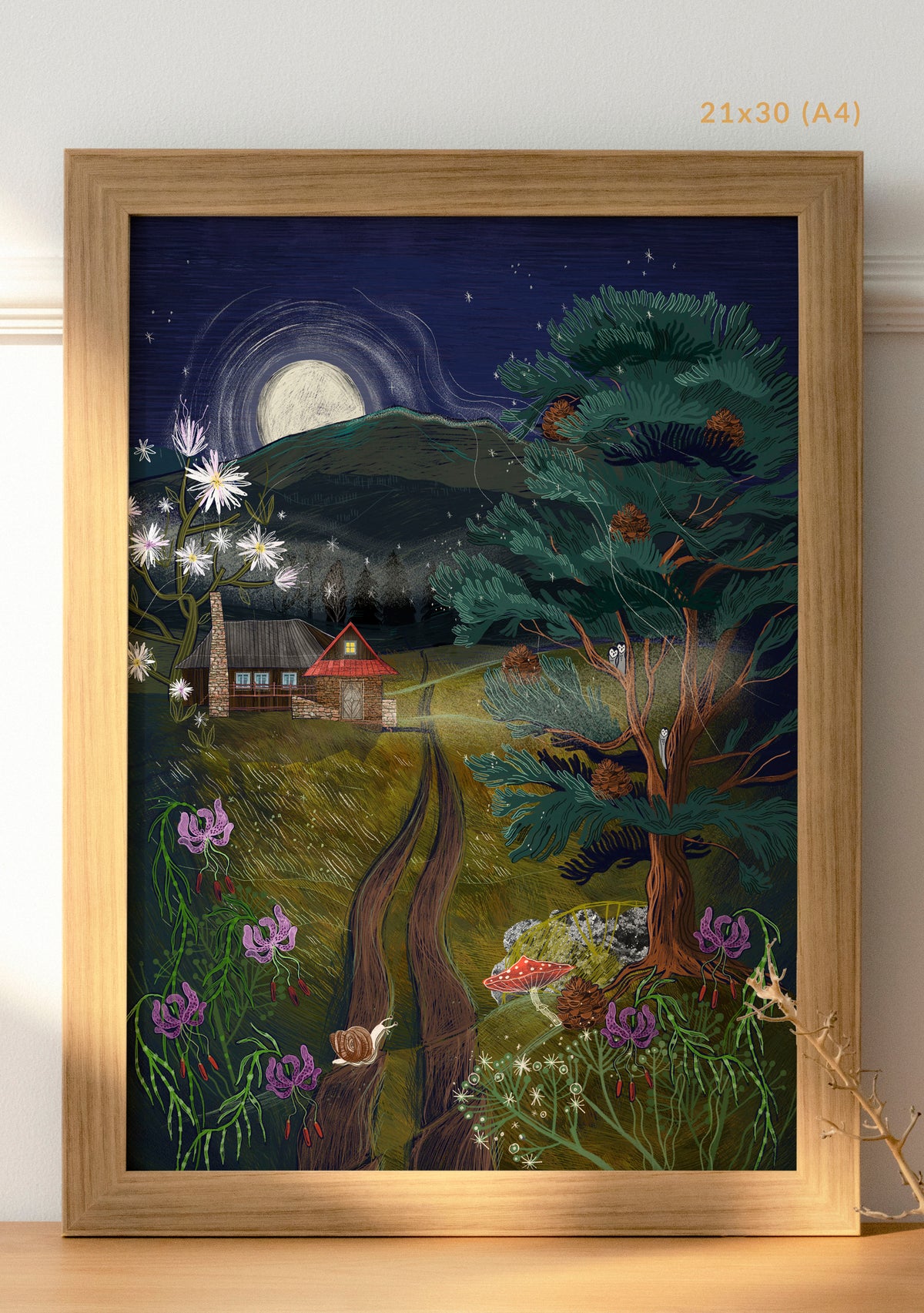 Spokojna droga Natalii Noszczyńskiej w drewnianej ramie, format oznaczony na zdjęciu jako 21 × 30 cm, z nocną drogą do domu i pełnią księżyca.
