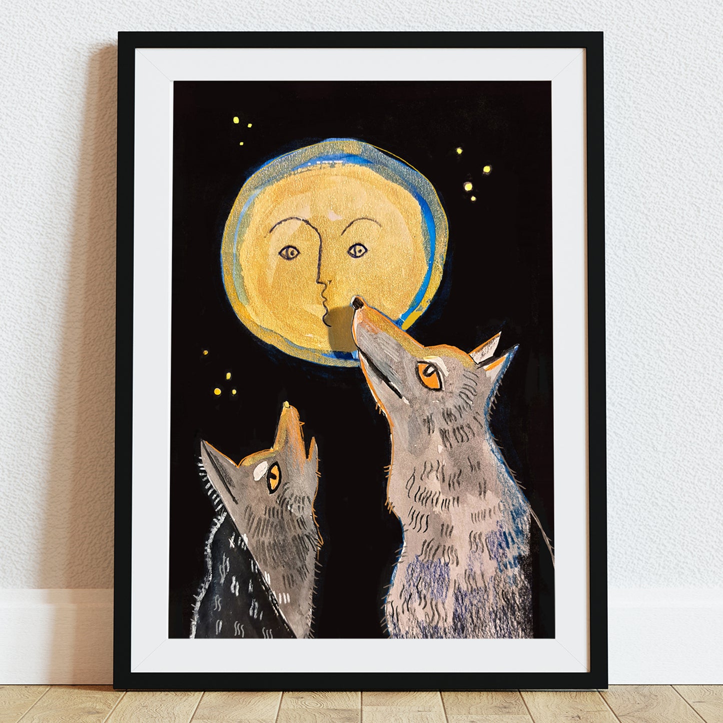 Ilustracja „Wilcza Pełnia” przedstawiająca dwa wilki spoglądające ku pełni księżyca o ludzkiej twarzy na tle ciemnego nocnego nieba.